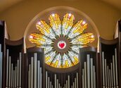 Orgel mit Kirchenfenster